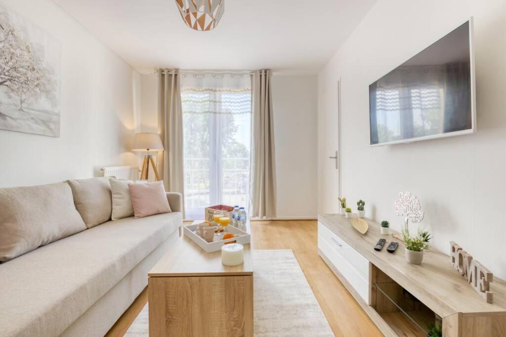 L'Elysee - Easy Check-In - Arrivee Autonome - Place Parking Privative - T2 Surequipe - Wifi - Netflix Apartment Courcouronnes Luaran gambar