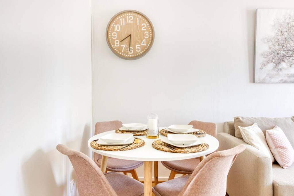 L'Elysee - Easy Check-In - Arrivee Autonome - Place Parking Privative - T2 Surequipe - Wifi - Netflix Apartment Courcouronnes Luaran gambar
