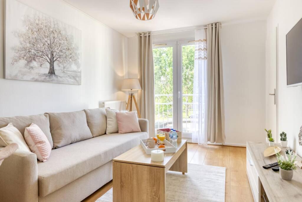 L'Elysee - Easy Check-In - Arrivee Autonome - Place Parking Privative - T2 Surequipe - Wifi - Netflix Apartment Courcouronnes Luaran gambar
